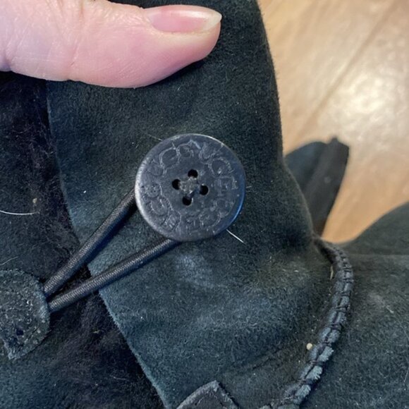 🥳Host Pick 🥳 UGG BAILEY BUTTON II Kids Black Boots (Size 4) - Picture 6 of 12